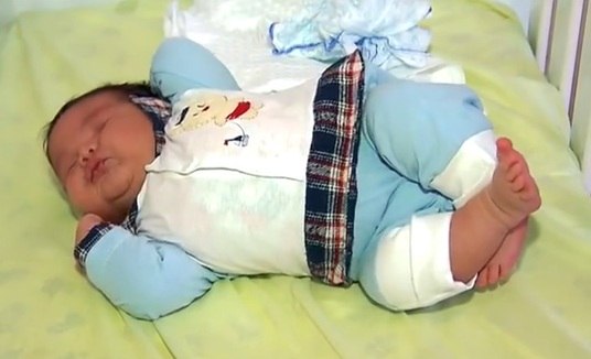 Saiba o que pode estar por trás do nascimento de 'bebês gigantes' (Reprodução/Record TV)