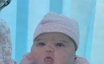 O registro do hospital em Oxfordshire, Reino Unido, no dia do parto (16), não deixa dúvidas do tamanho da criança: Emilia tem 5,84 kg
