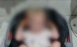 Durante a perícia no celular da dona e diretora da escola, a polícia também encontrou fotos de um bebê, amarrado na cadeirinha e sujo de fezes