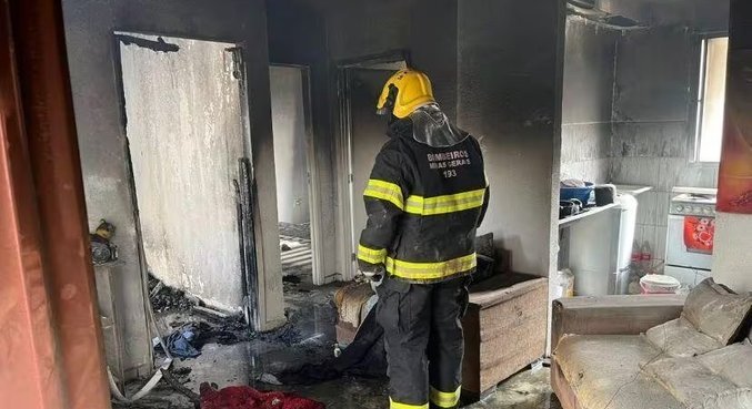 Segundo os bombeiros, foi difícil encontrar o corpo da criança devido à grande quantidade de fumaça no local