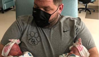 Pais se reúnem com bebês após serem impedidos por tempestade  (Reprodução/Instagram caffsquad)