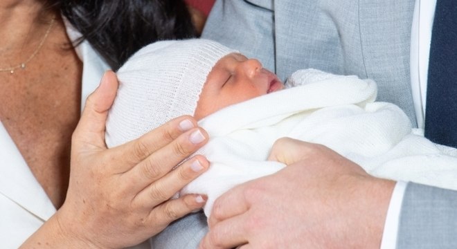 Bebê foi apresentado à imprensa nos braços do príncipe Harry