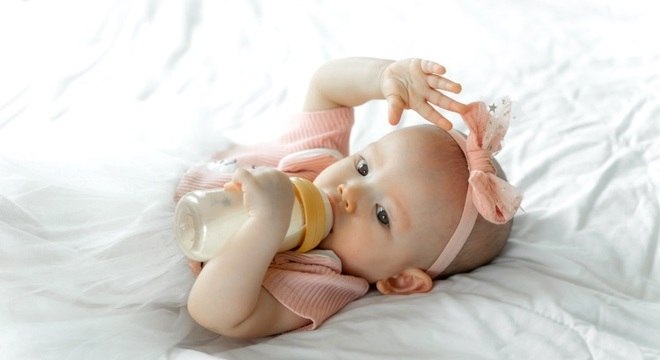 Bebês poderiam beber leite de vaca a partir de 9 meses, segundo guia 