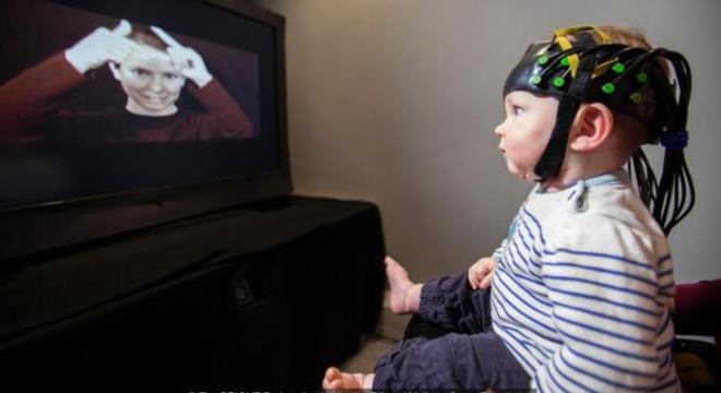 Capacete de aparência futurista permite aos cientistas darem uma 'espiada' nos cérebros dos bebês