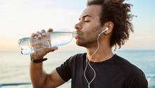 Beber pouca água aumenta risco de insuficiência cardíaca, segundo estudo
