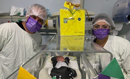Pequenos campeões: bebês da UTI Neonatal vestem as cores da seleção brasileira (Divulgação/HNSG/Tudo já Existe)