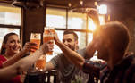 Pesquisadores americanos elaboraram um estudo que busca desmentir uma teoria de muitos anos: a que diz que ingerir bebidas alcoólicas pode fazer com que as pessoas pareçam mais atraentes. São os chamados 'óculos de cerveja', mas, ao que tudo indica, a história não é bem assim. Ótimo momento para maneirar no álcool como válvula de escape