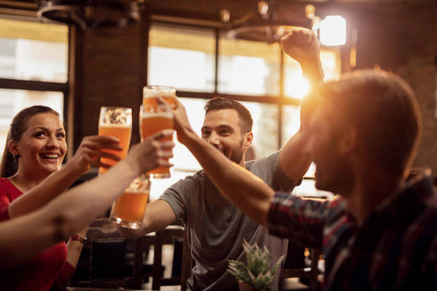 Pesquisadores americanos elaboraram um estudo que busca desmentir uma teoria de muitos anos: a que diz que ingerir bebidas alcoólicas pode fazer com que as pessoas pareçam mais atraentes. São os chamados 