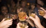 bebida alcoólica, álcool, uísque, brinde, amigas
