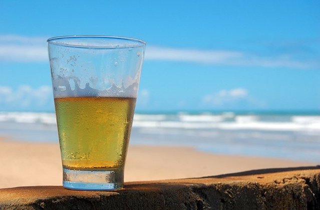 Bebidas alcoólicas são hipercalóricas, sendo que quanto maior o  teor de álcool, mais calorias a bebida terá. Por isso, tente substituir a cerveja por um suco, por exemplo. 
