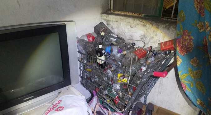 Centenas de garrafas de bebidas vazias foram encontradas na casa do suspeito
