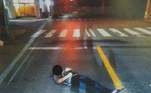 Após a longa bebedeira, o funcionário de 40 anos resolveu dormir na rua — algo relativamente comum em algumas regiões do Japão — e, quando acordou, a bolsa dele havia sumidoLEIA O CONTEÚDO NA ÍNTEGRA!