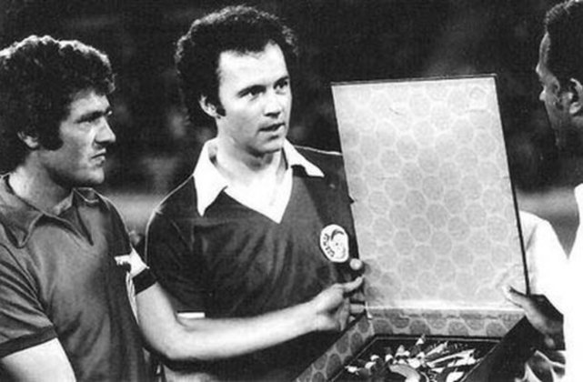 Beckenbauer foi o primeiro jogador da linha defensiva a conquistar o prêmio da Bola de Ouro. Ele faturou a honraria pessoal em 1972 e 1976. Foto: Domínio Público