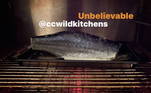 Bem light esse churrasco do Beckham... um peixinho, legumes. Ele compartilhou o peixe que estava fazendo com uma boa porção de vegetais e revelou que a experiência de cozinhar foi 'inacreditável'