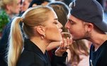 O grupo de restaurantes alemão Vapiano reuniu 465 casais no hangar do aeroporto Tempelhof, em Berlim, para realizar um 'beijo italiano' simultâneo, que envolve duas pessoas compartilhando um único fio de espaguete e travando os lábios quando se encontram no meio