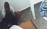 Uma juíza foi flagrada por uma câmera de segurança quando beijava um condenado que ela tentou salvar da prisão perpétua