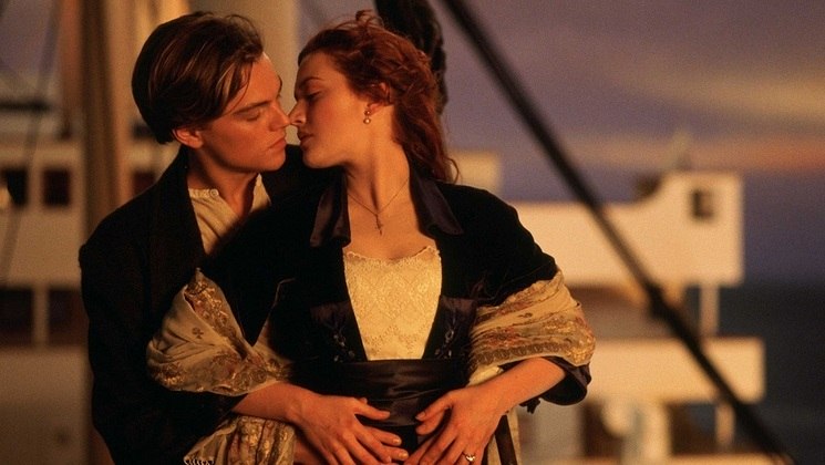Titanic (1998)A história de amor entre os personagens Jack e Rose, interpretados por Leonardo DiCaprio e Kate Winslet, conquistou o público em todo o mundo. Um dos momentos mais famosos do longa é o beijo que os dois trocam na parte da frente do famoso navio 