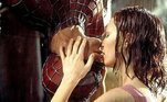 Homem-Aranha (2002) O beijo entre Peter Parker (Tobey Maguire) e Mary Jane (Kirsten Dunst) na chuva se transformou em um dos momentos mais icônicos da trilogia 