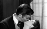 E o Vento Levou (1940)Um dos beijos mais marcantes do cinema foi protagonizado por  Scarlett O'Hara (Vivien Leigh) e Rhett Butler (Clark Gable). O longa clássico, que até hoje é uma das maiores bilheterias da história do cinema, soma prêmios e é considerado um marco da chamada sétima arte