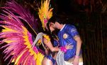 Munik Nunes, com sua fantasia de desfile, beija o namorado no Rio de Janeiro