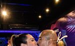 O lutador José Aldo beija sua mulher