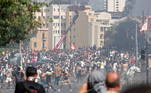 Manifestantes se reúnem na Praça dos Mártires, em Beirute, cobrando o governo por megaexplosão; polícia responde com bombas de gás lacrimogêneo