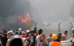 Polícia joga bombas de gás lacrimogêneo em manifestantes no Líbano, em ato por providencias do governo após megaexplosão em Beirute