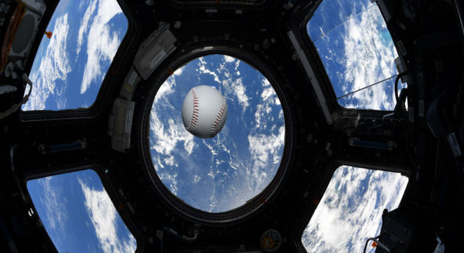 Astronautas abordo da ISS realizam uma partida de beisebol 