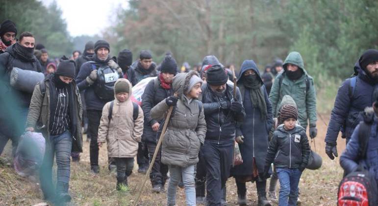 Migrantes se dirigem para a fronteira polonesa de Kuznica 