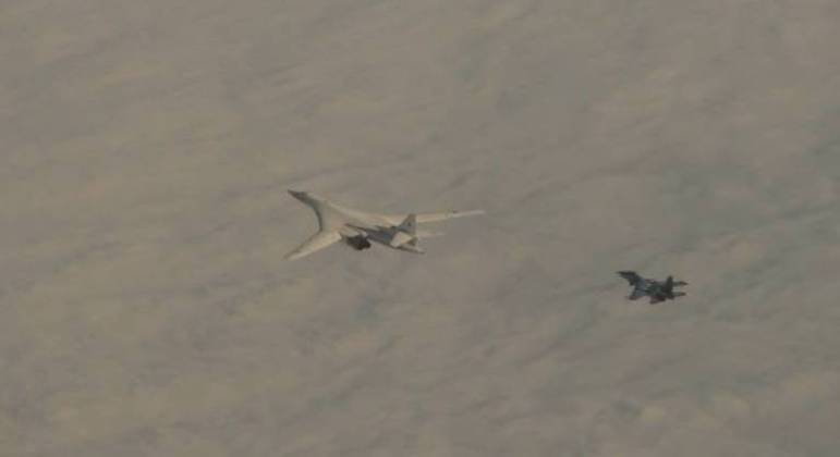 Bombardeiro russo e avião de combate da Belarus realizam voo
