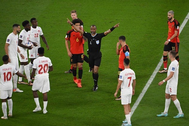O árbitro da partida, Janny Sikazwe, acionou o VAR para marcar pênalti a favor da seleção canadense