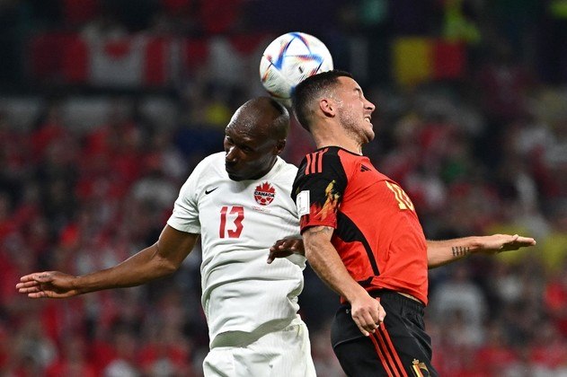 O belga Eden Hazard disputa a bola com o canadense Atiba Hutchinson