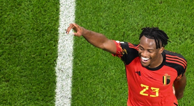 Michy Batshuayi celebra o gol, marcado no primeiro tempo