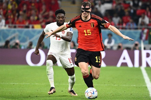 Thomas Meunier, de máscara, e Alphonso Davies
