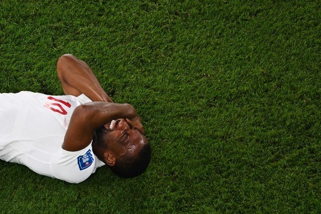Junior Hoilett caiu no gramado, após choque de cabeça durante a partida