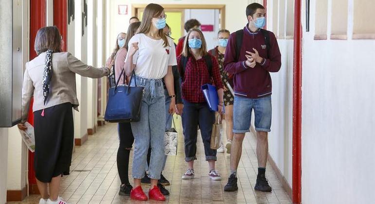 Bélgica impôs quarentena a estudantes que viajaram ao exterior nas férias