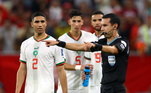 O árbitro Cesar Arturo Ramos anula gol do marroquino Hakim Ziyech após revisão do VAR