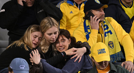 Torcedoras suecas choram nas arquibancadas do estádio
