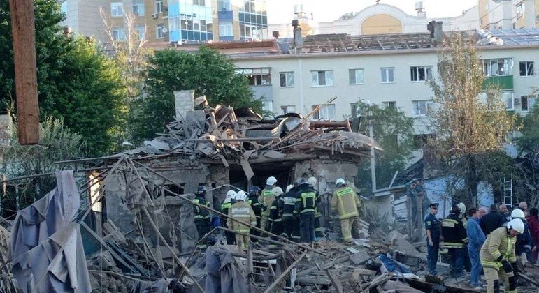 Casas ficaram destruídas após bombardeio atingir a cidade de Belgorod