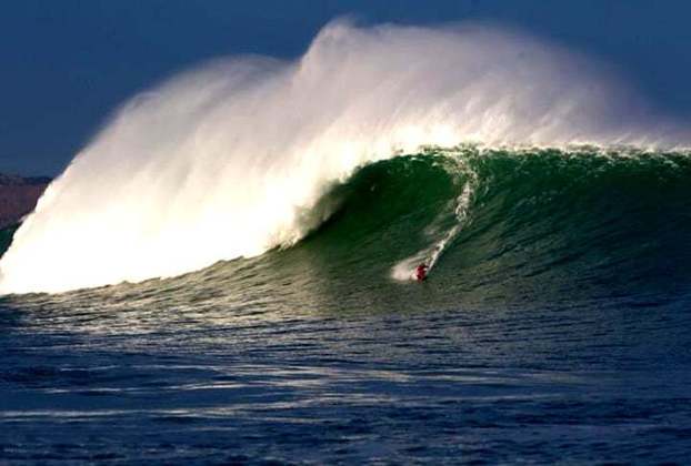 Belharra, na parte francesa do País Basco, no Golfo da Biscaia, é caracterizada como zona de surfe em que as ondas variam entre oito e 15 metros. E tem bastante vento.   