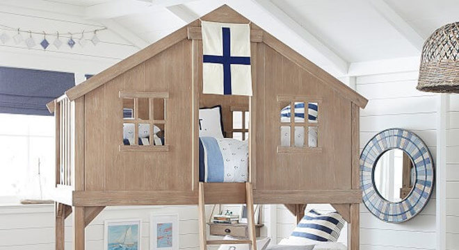 Beliche com cama de casinha e decoração marinha