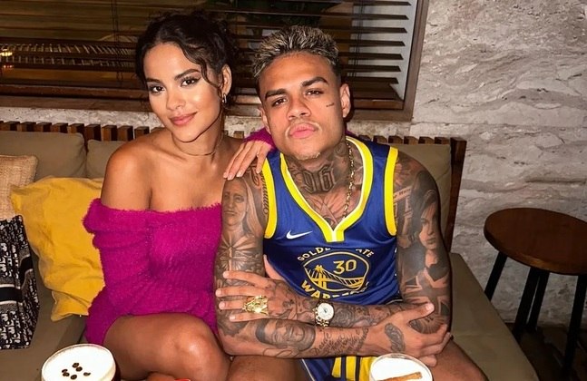 Bella Campos e MC Cabelinho também iniciaram o romance após surgirem boatos de uma aproximação entre eles. Os dois se conheceram em um trabalho e assumiram o namoro em outubro de 2022. Porém, o início foi polêmico, e a ex-affair do funkeiro, afirmou que foi trocada por Bella. 