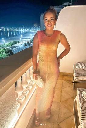 Belle apostou em um vestido tubinho com aplicações de strass para ir a um evento com o marido no Copacabana Pallace, no Rio de Janeiro, em junho. Nos pés, ela usou uma sandália assinada por René Caovilla, no valor de R$ 16 mil