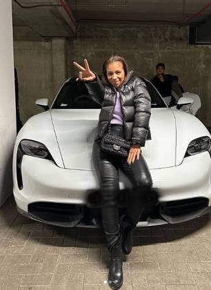 No início do ano, Belle apareceu toda agasalhada para se proteger do frio de Paris e fez pose em frente ao carro dela, um Porsche na cor branca. Ela escolheu um visual composto de jaqueta puffer, calça e jaqueta de couro pretas, bolsa Chanel e blusa lilás