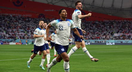 Ingleses comemoram um dos 12 gols na Copa