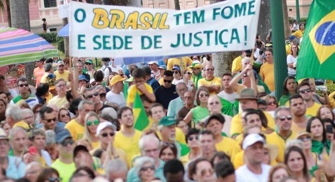 Em Belo Horizonte, os manifestantes se reuniram na Praça da Liberdade