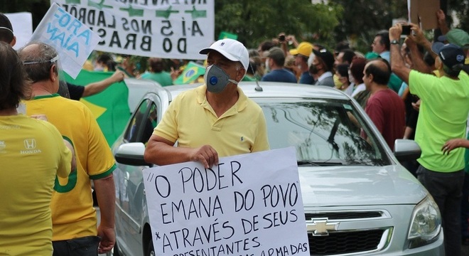 Protestos pedem fim de isolamento social em diversas regiões do Brasil 11