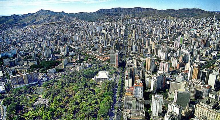 Belo Horizonte- Quem nasce na capital de Minas Gerais é Belo-horizontino. A cidade, fundada em 12/12/1897, tem cerca de 2,3 milhões de habitantes.