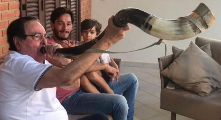 Benedito com o neto Bruno e o bisneto Theo, que participou do último capítulo de 'Pantanal'