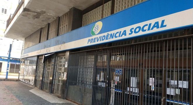 Agências do INSS estão fechadas, mas servidores estão analisando processos